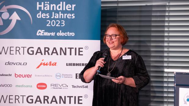 Bettina Landwehr, Verlagsleiterin bei B&B Publishing GmbH, erläutert den Gästen den Zusammenhang von CE-Markt und dem Süddeutschen Verlag.