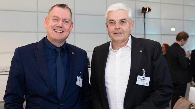 Thilo Dröge, Geschäftsführer Vertrieb des Goldsponsors Wertgarantie (links) und Karl Trautmann, Vorstand von Electronic Partner.