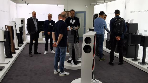 Gut besuchter Messestand von Elac