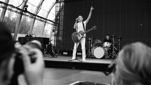 Der kanadische Musiker Bryan Adams rockte den Sommergarten gleich am ersten Abend