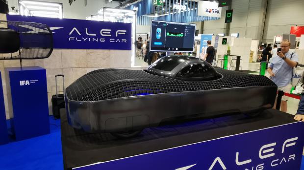 Prototyp eines fliegenden Autos im Bereich IFA Next