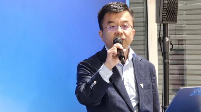William Liu, CEO von Bluetti Germany / DACH, heißt die Fachpresse zur The smarter E Europe 2025 willkommen