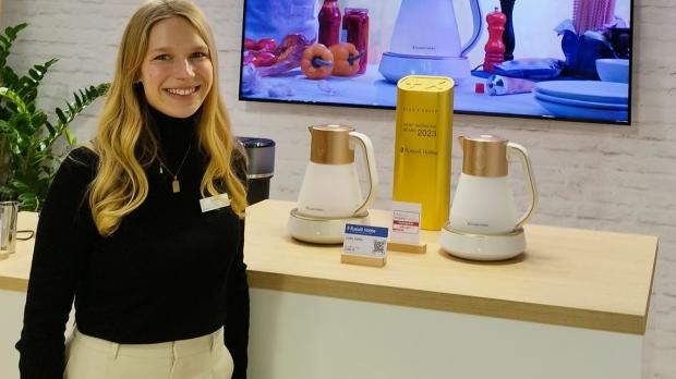 Lea Radotic mit dem Russell Hobbs Calm Wasserkocher, ausgezeichnet mit dem Kitchen Innovation Award 2025