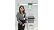 Jolene Shang, Chief Marketing Officer bei Zendure, vor dem Heim-Energiespeichersystem SolarFlow 2400 AC