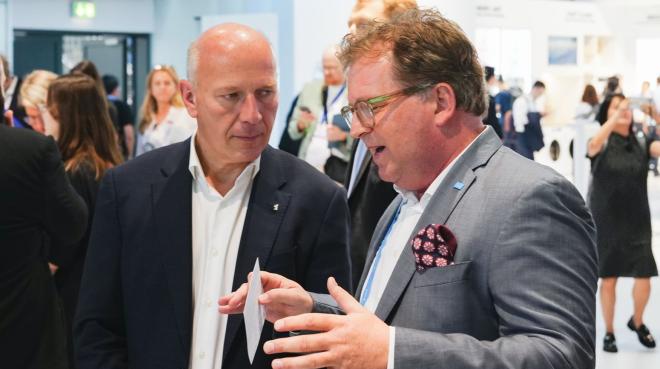Midea-Geschäftsführer Ralph Kobsik (rechts) im Austausch mit Berlins Regierendem Bürgermeister Kai Wegner, der den Midea-Messestand auf der IFA besuchte