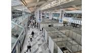 Das lichtdurchflutete Atrium im ersten Stock des Münchner MOC mit Hörkabinen der ausstellenden Audio-Anbieter